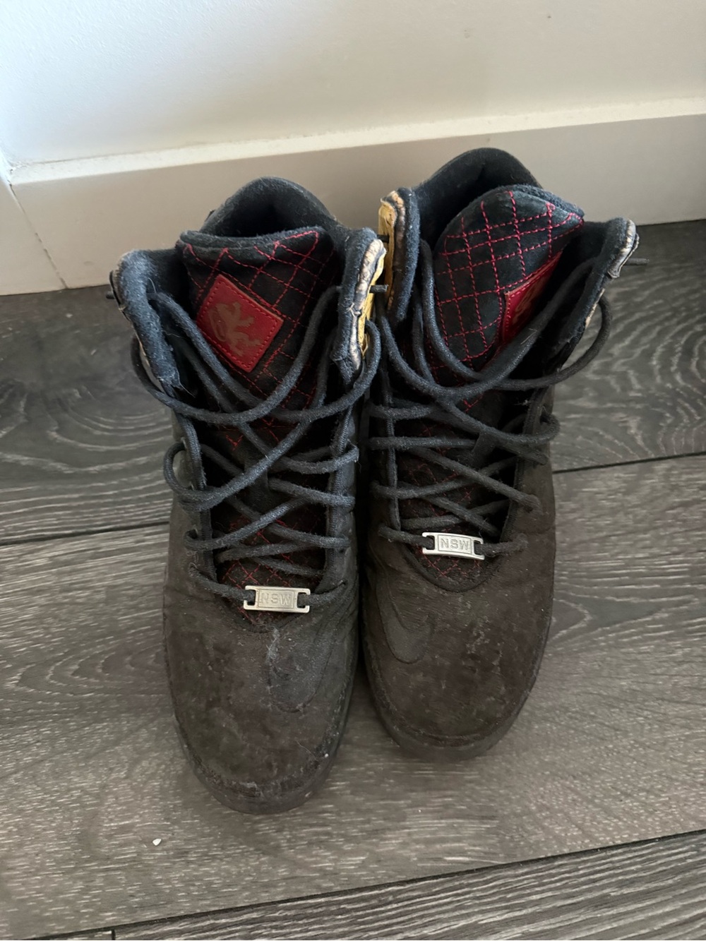 Men's Athletic High-Top Shoes in Black and Red